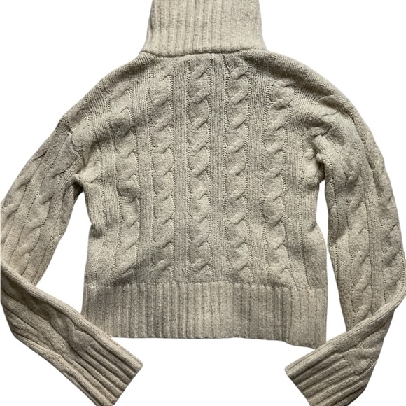 Hollister - Picture 4 of 15